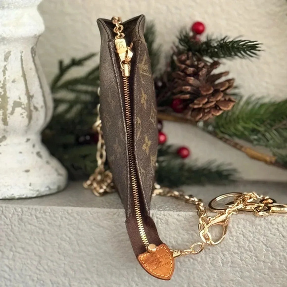 Louis Vuitton
LV Monogram Pouch converted Crossbody - Picture 4 of 13